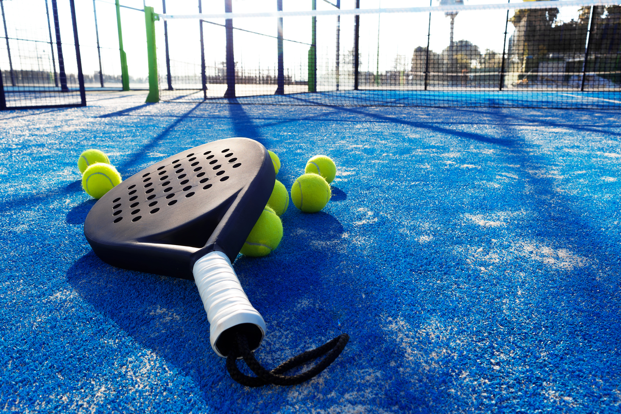 Padel-Schläger und Bälle auf dem Platz beim TSV Königsbrunn
