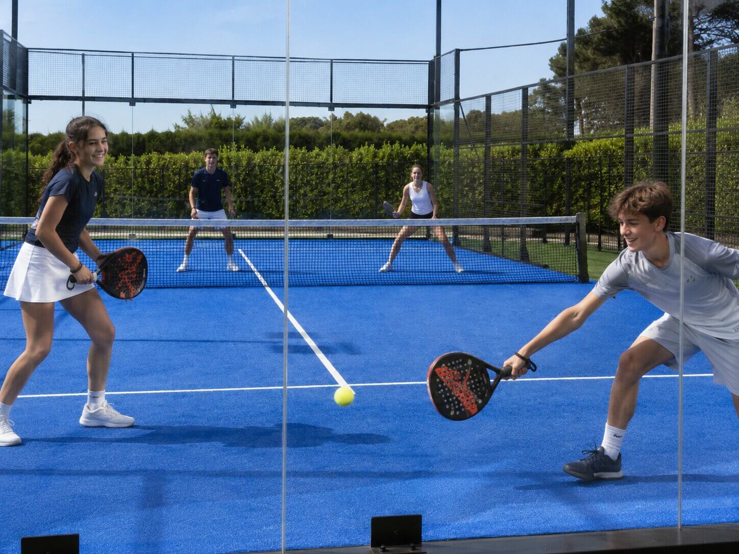 Jugendliche spielen begeistert Padel beim TSV Königsbrunn